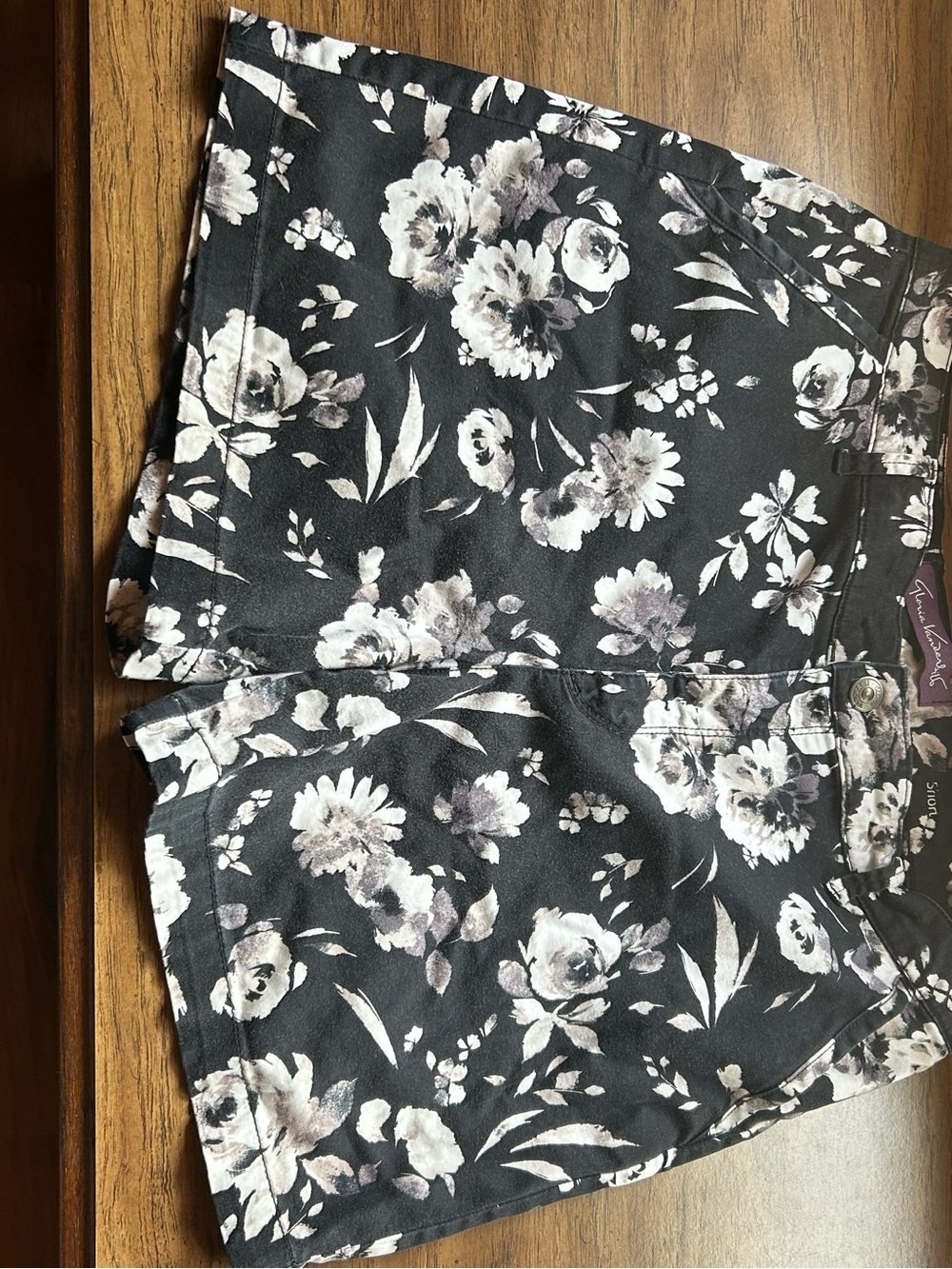 Gloria Vanderbilt Black and White Floral Shorts (14)